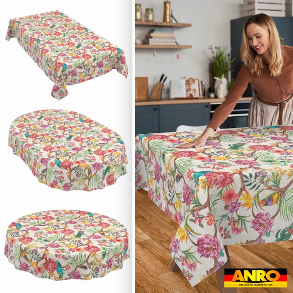 Tischdecke mit tropischem Blumen- und Vogelmuster in eckiger, runder und ovaler Form sowie Nutzung am Küchentisch. ANRO DEUTSCHE MANUFAKTUR Logo.