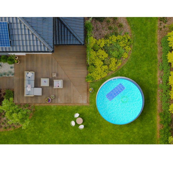 Draufsicht auf einen Garten mit Pool, Terrasse und Sitzgruppe