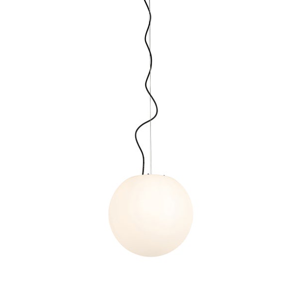 Pendelleuchte mit weißem, kugelförmigem Schirm und schwarzem, gewelltem Kabel.