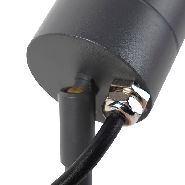 Nahaufnahme eines Außenstrahlers mit einer metallenen Kabelverschraubung und einem schwarzen Anschlusskabel.