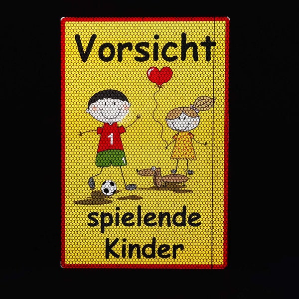 Schild mit der Aufschrift Vorsicht spielende Kinder mit kindlichen Figuren