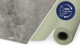 Rollbarer Bodenbelag mit Marmoroptik und Symbol für 100 Prozent recyceltes PET