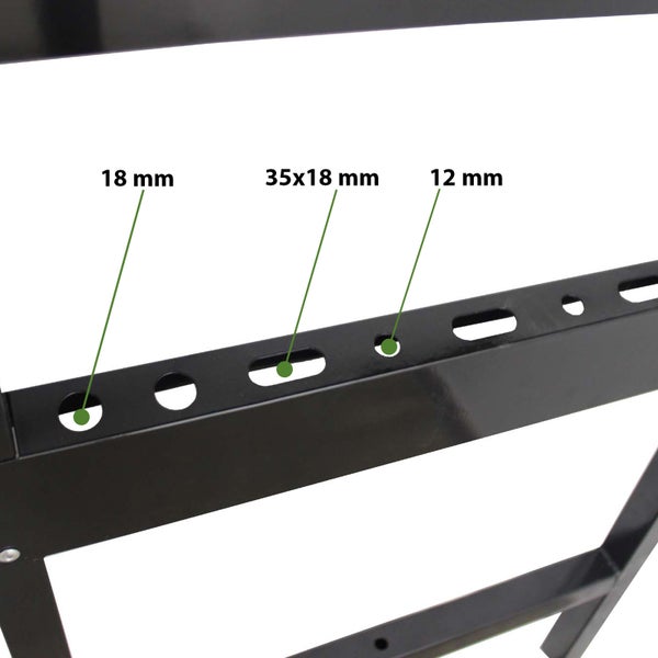 Detailaufnahme der Bohrlöcher mit den Maßen 18 mm, 35x18 mm und 12 mm.