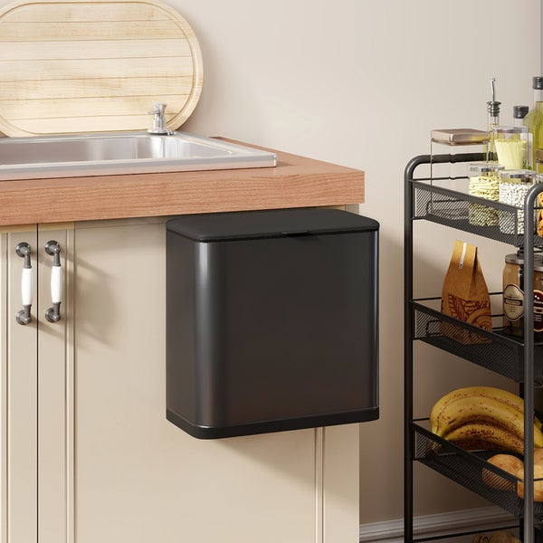 Schwarzer Mülleimer zur Wandmontage in einer Küche mit Spüle und Vorratswagen.