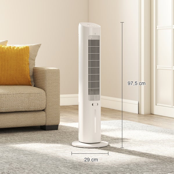Weißer Turmventilator im Wohnzimmer neben einem Sofa. Höhe 97,5 Zentimeter, Breite am Standfuß 29 Zentimeter.