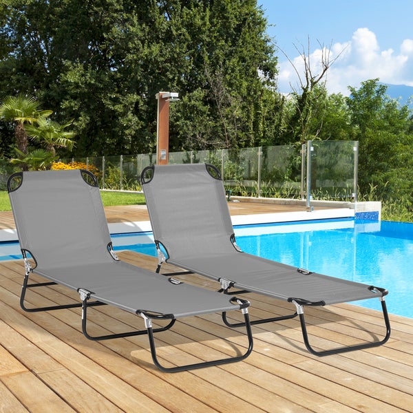 Zwei klappbare Gartenliegen auf einer Holzterrasse an einem Pool, grauer Textilbezug und schwarzes Metallgestell.