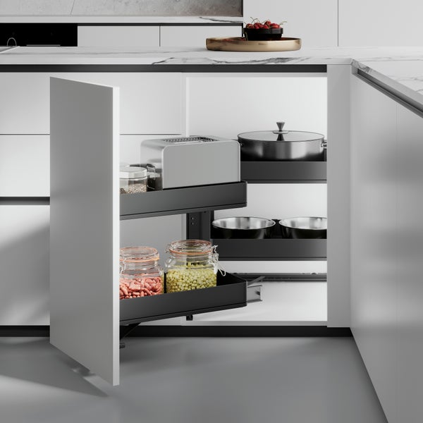 Moderner Kücheneckschrank mit zwei ausziehbaren Ebenen für Töpfe, einen Toaster und Vorratsgläser in einem organisierten Design.