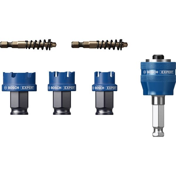 Handwerker mit Akku-Bohrschrauber bei der Arbeit in einem Lieferwagen.