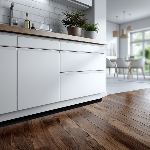 Moderne weiße Küchenzeile mit Holzplatte und Holzboden im offenen Wohnbereich.