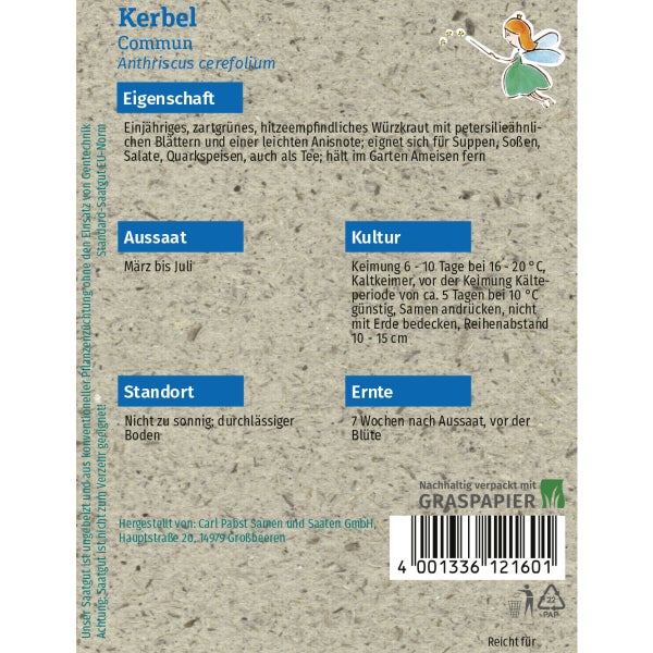 Wohnzimmer mit braunem Sofa, Kissen, Decke, Zeitschrift, Pflanzenmuster-Tapete und Katzenfigur auf einem Hocker