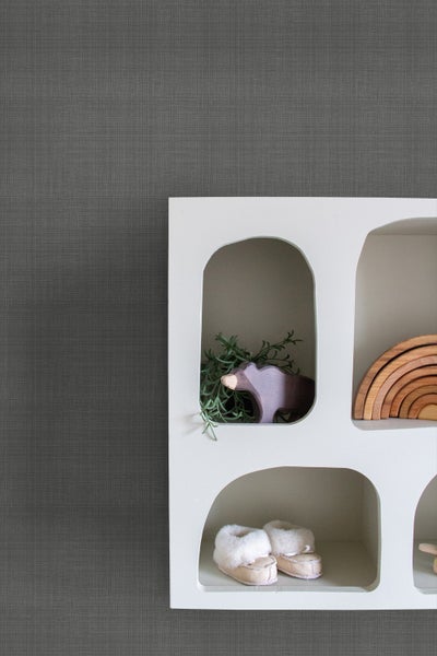 Regal mit Deko-Elementen wie Holzspielzeug und Babyschuhen