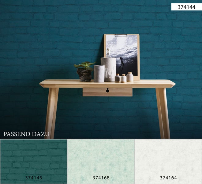 Dekoratives Zimmer mit Backsteintapete, hellem Holztisch und passenden Dekorationsartikeln