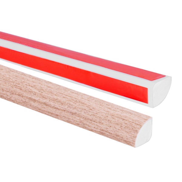 Zwei Viertelstabprofile aus Kunststoff, eines mit Holzdekor, das andere mit Klebestreifen