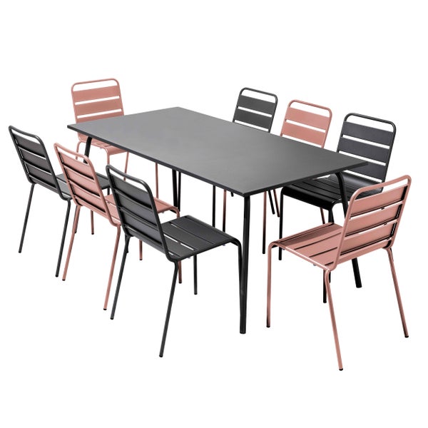 Garten-Essgruppe bestehend aus einem rechteckigen Metalltisch und acht Metallstühlen mit Lattensitz und -rückenlehne.