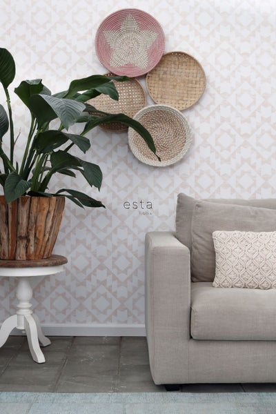 Dekorative Wohnszene mit Zimmerpflanze, Sofa und Wanddekoration