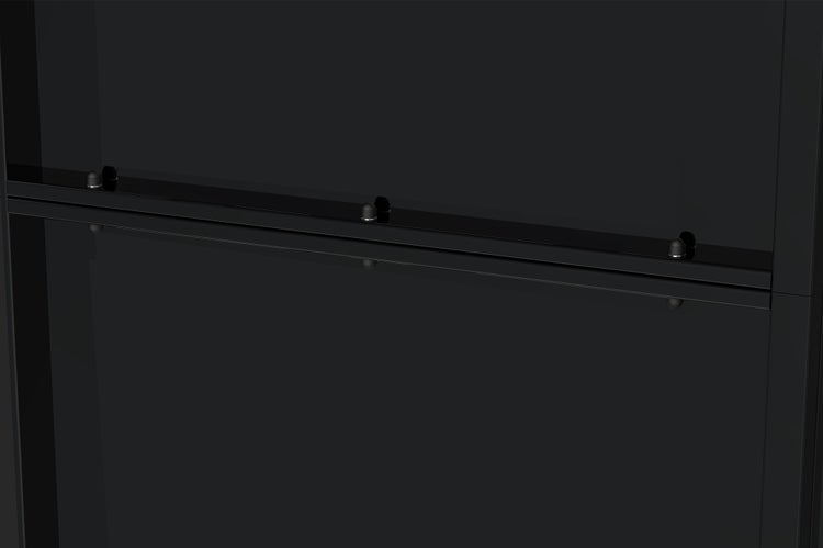 Detailaufnahme eines schwarzen Metallrahmens mit Glaselementen und kleinen, kuppelförmigen Befestigungen.