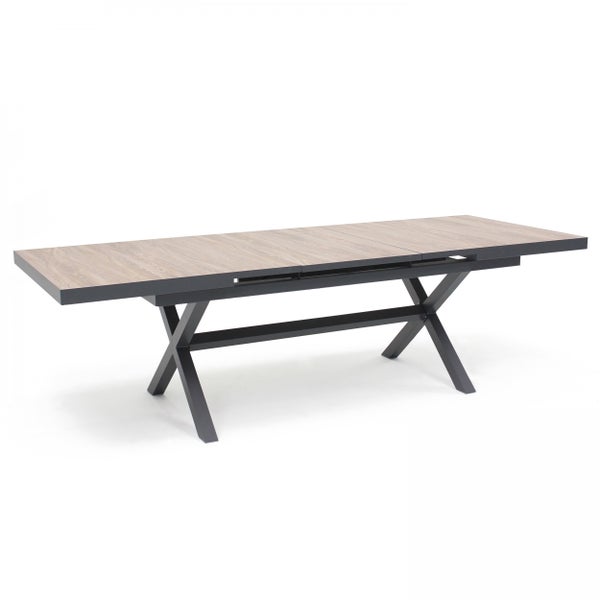 Ausziehbarer Esstisch mit Tischplatte in Holzoptik und schwarzem Metallgestell in X-Form.