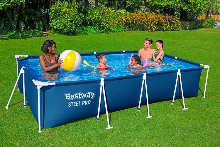 Bestway Steel Pro Rechteck-Pool im hellen Garten mit einer Familie beim Spielen im Wasser.