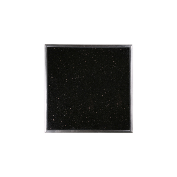 Quadratische Granitfliese mit glatter Oberfläche und metallischer Umrandung für Wand und Boden.