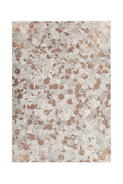 Rechteckiger Teppich aus Kuhfell in Mosaikoptik mit hexagonalem Muster in verschiedenen Nuancen.