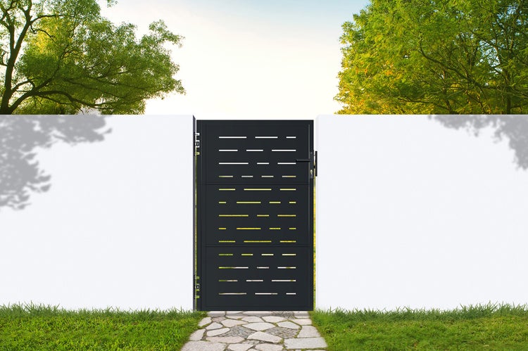 Gartentor aus Metall mit horizontalen Schlitzen