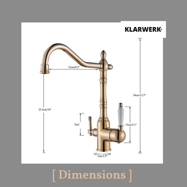Wohnzimmer mit Fernseher, Gitarre, Bücherregal und Spielzeug