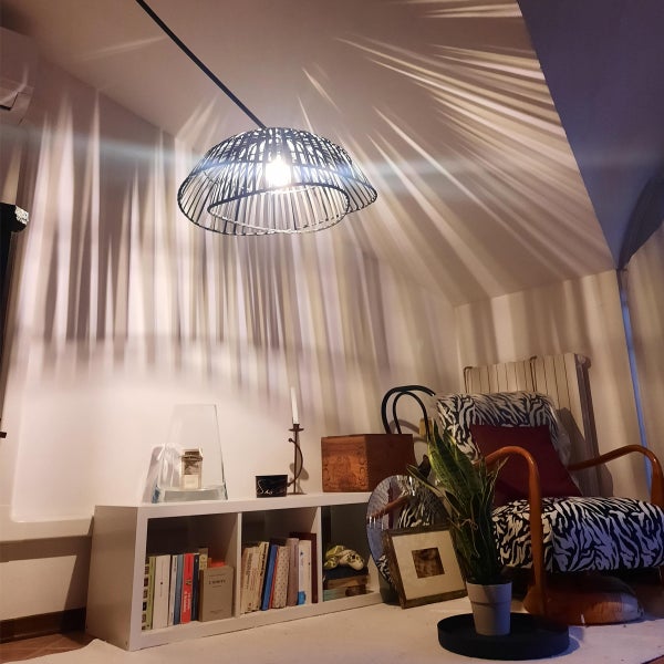 Wohnzimmer mit Lampe, Regal und Sessel