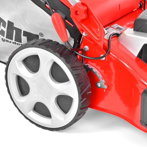 Nahaufnahme eines Rasenmähers mit Rad und Hebel zur Einstellung der Schnitthöhe.