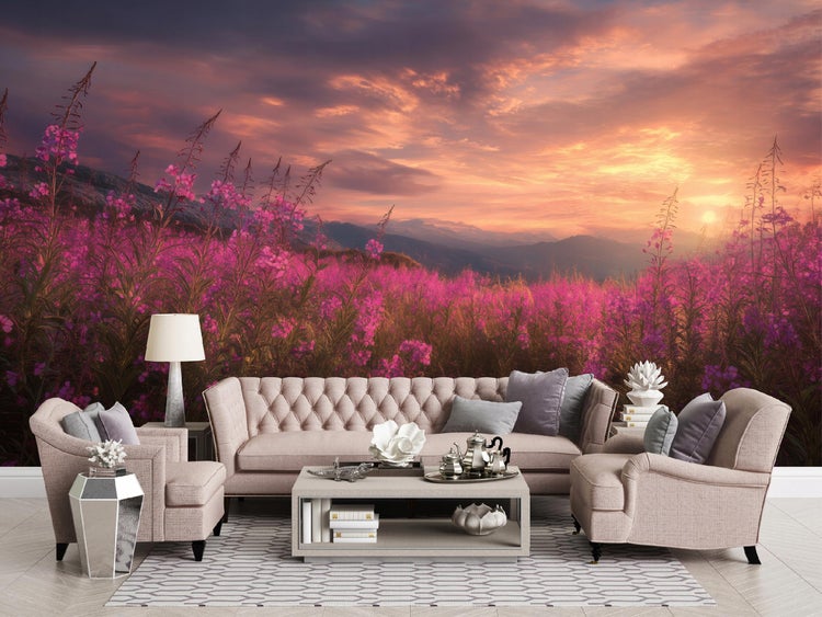 Wohnzimmer mit Sofa, Sesseln und Wandbild mit Blumenwiese bei Sonnenuntergang.