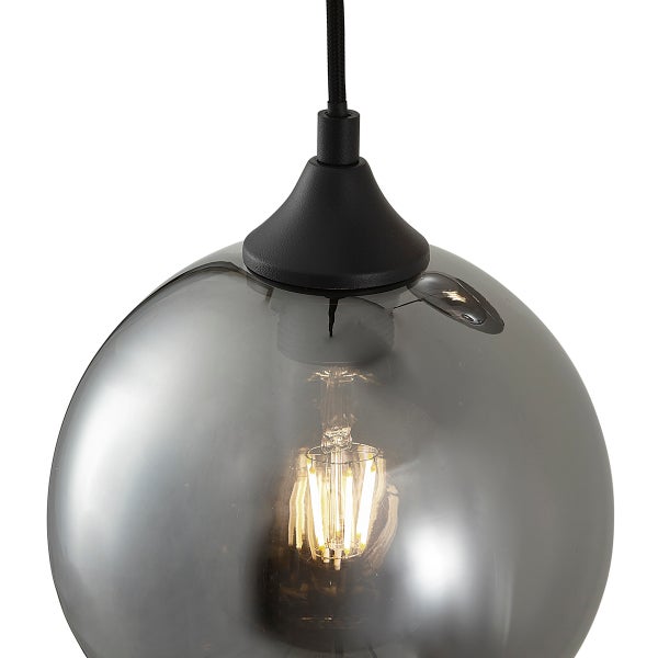 Hängelampe mit grauem Glasschirm und schwarzer Aufhängung