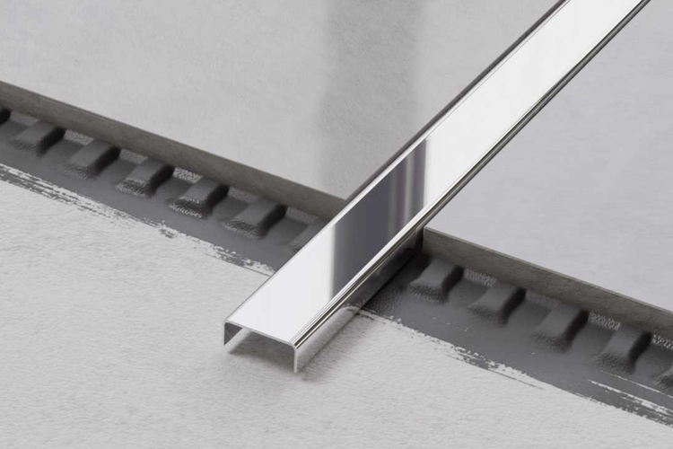 Fliesenprofil aus Metall an Fliesen angebracht