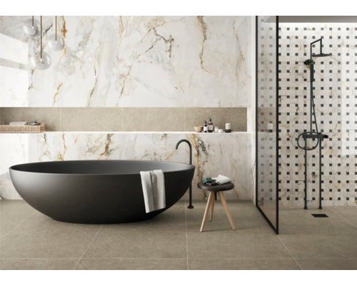 Modernes Badezimmer mit freistehender Badewanne, begehbarer Dusche und Wandfliesen in Marmoroptik.