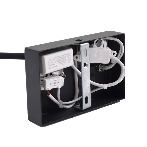 Innenansicht einer schwarzen Wandleuchten-Basis mit LED-Treiber, Metall-Montagebügel und weißer Innenverkabelung.