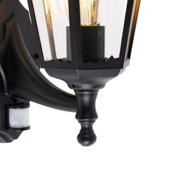Außenwandleuchte im klassischen Design mit Bewegungsmelder, schwarzes Metallgehäuse und Glaseinsätze, Detailansicht.