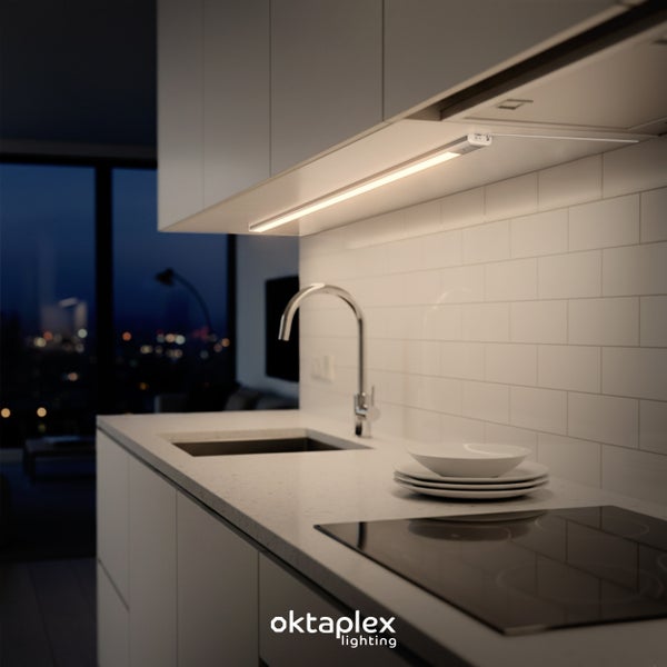 Küchenszene mit Spüle, Herd und LED Unterbauleuchte