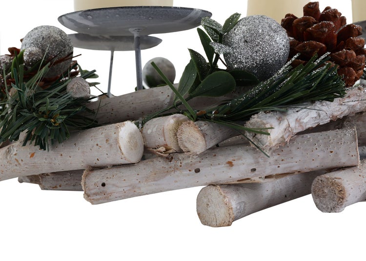 Dekorative Adventsdekoration mit Kerzenhaltern, Tannenzapfen, Kugeln und Zweigen auf Holzbasis