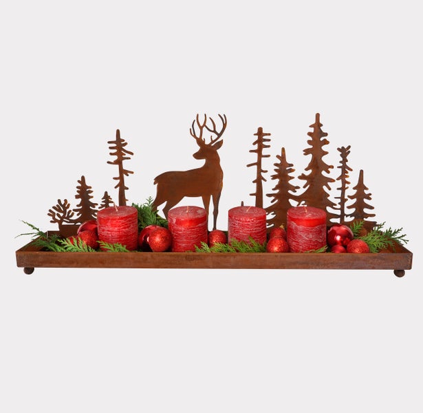Weihnachtliche Tischdekoration mit Metalltablett, Hirsch- und Waldmotiv, vier Stumpenkerzen und Dekokugeln.