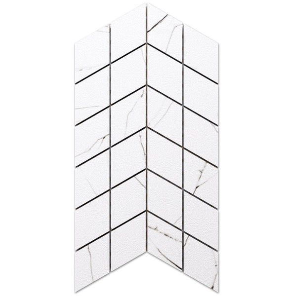 Mosaikfliese in Marmoroptik mit Chevron-Muster aus rautenförmigen Fliesen in Weiß mit grauer Maserung.