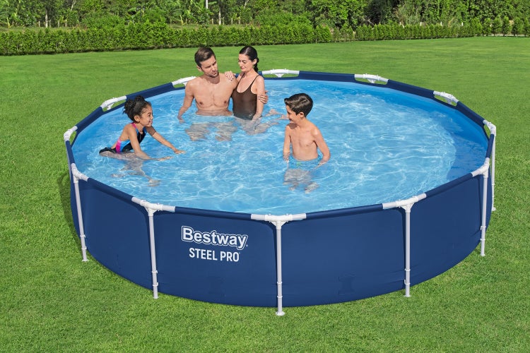 Bestway Steel Pro Rundpool mit Stahlrahmen auf einer Rasenfläche mit einer vierköpfigen Familie im Wasser.