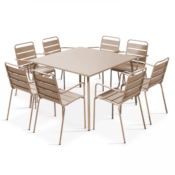 Gartenmöbel-Set in Beige aus Metall bestehend aus einem quadratischen Tisch und acht Stühlen mit Lamellen-Design.