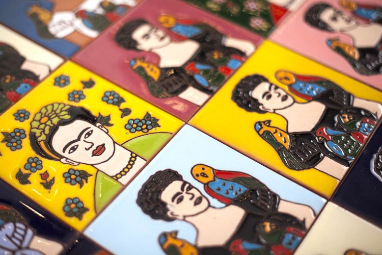 Fliesen mit Porträts und floralen Motiven