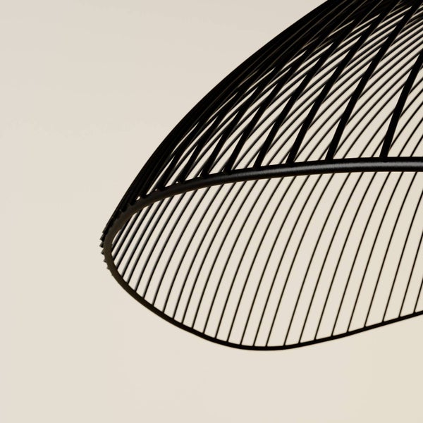 Detailansicht einer schwarzen Draht-Hängeleuchte.