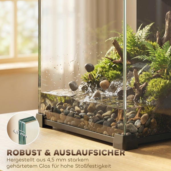 Robustes Aquarium aus 4,5 Millimeter gehärtetem Glas mit Wasserlandschaft aus Steinen und Pflanzen.