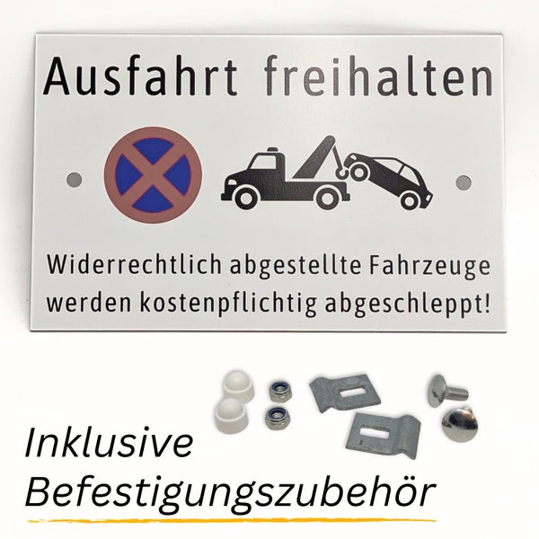 Schild Ausfahrt freihalten mit Abschleppwagen-Symbol und Befestigungszubehör