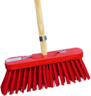 Besen mit Holzstiel und rotem Borstenkopf