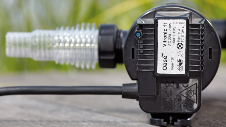 Oase Vitronic 11 UVC-Klärer für Teiche mit transparentem Schlauchanschluss, technischem Typenschild und Oase Logo.
