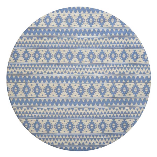 Rundes Stoffmuster mit geometrischem Ethno-Muster in Blau und Weiß, mit Dreiecken und Zickzack-Linien.