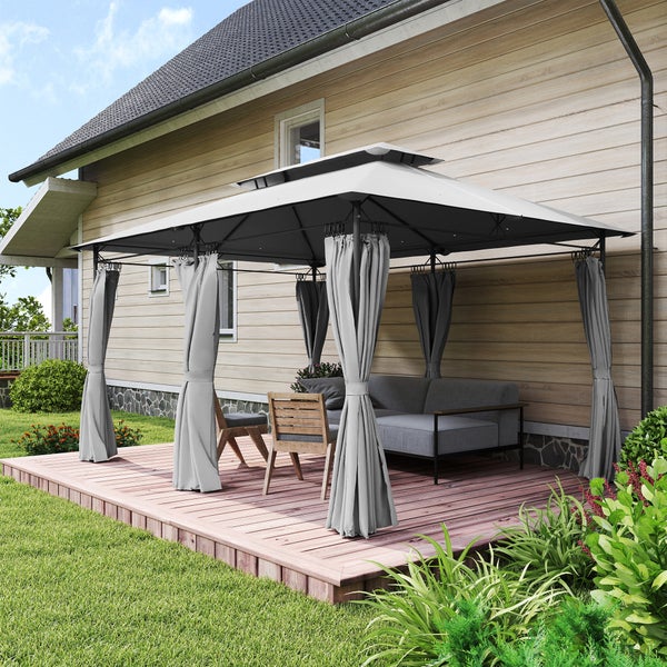 Gartenpavillon mit Doppeldach und Seitenvorhängen auf einer Holzterrasse mit Gartenmöbeln in einem hellen, organisierten Garten.