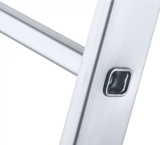 Detailansicht einer Aluminiumleiter mit Sprosse und Einhängevorrichtung.