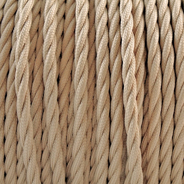 Nahaufnahme von gedrehten Textilkabeln auf einer Rolle